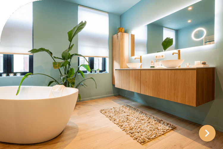 Badkamer in blauwe tinten met vrijstaand bad, dubbele wastafel en houten accenten